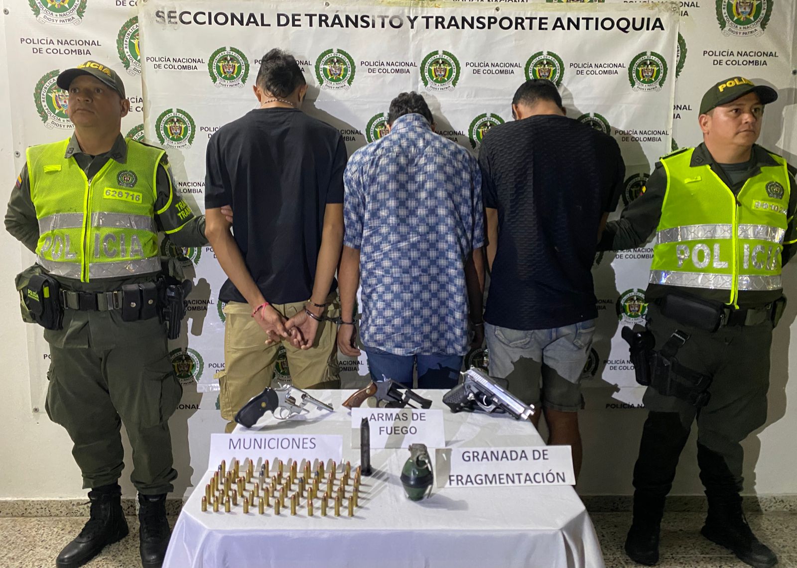 En operativos de tránsito y transporte en el Norte de Antioquia, capturaron a dos sujetos con explosivos y armas