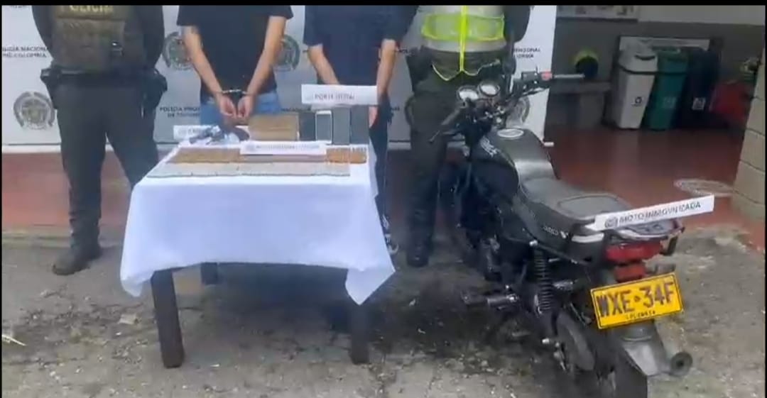 En persecución de película fueron capturados dos hombres con armas de fuego, se transportaban en una motocicleta hurtada