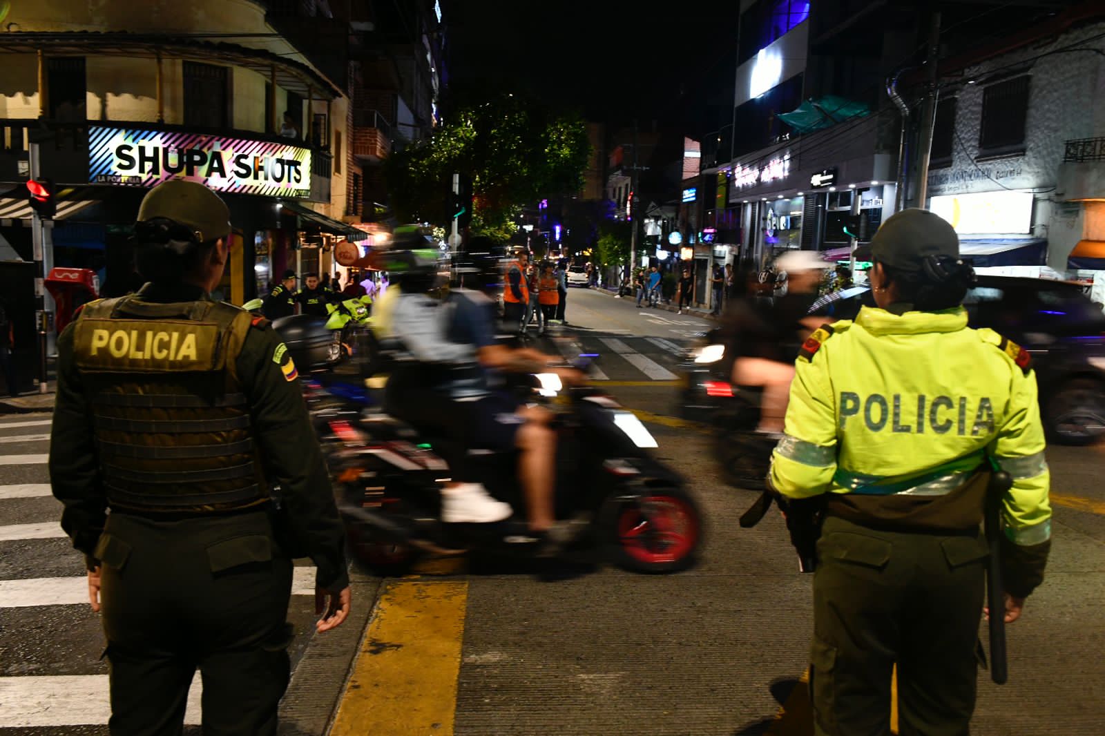 [FOTOS] En Manrique sellaron cuatro bares e inmovilizaron 56 motocicletas