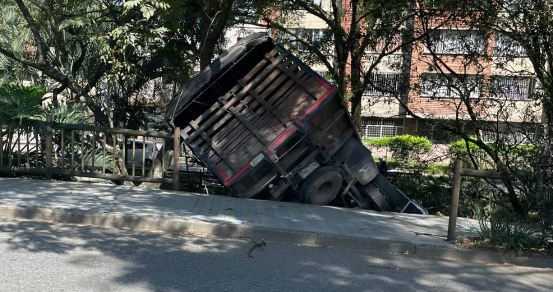 Un camión cayó a una quebrada de Belén La Palma