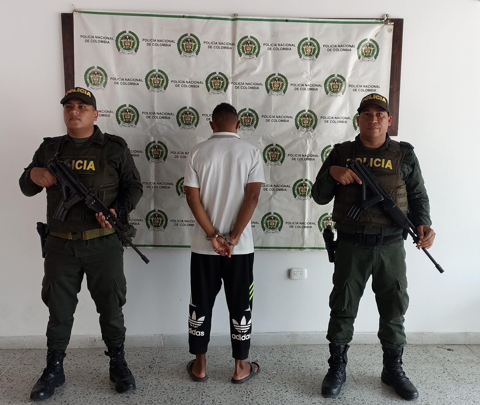 [VIDEO] A piedra y a palo agarraron a un presunto abusador de una menor de 3 años en Acandí Chocó