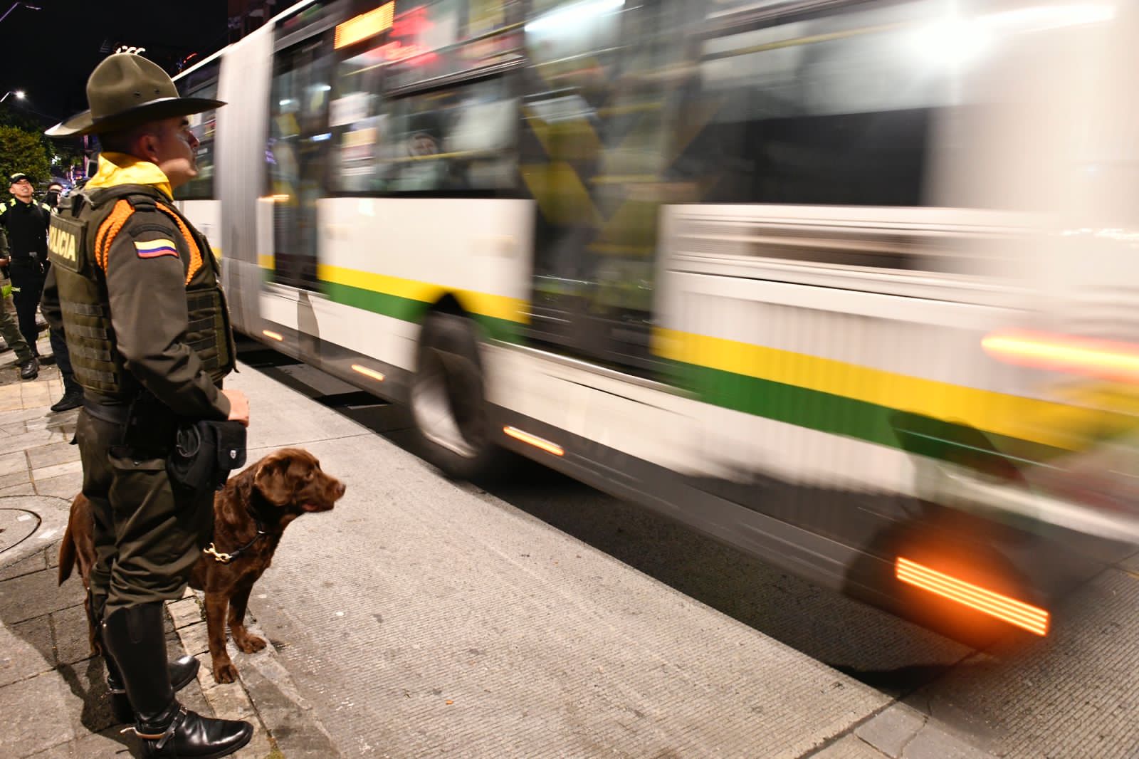 [FOTOS] En Manrique sellaron cuatro bares e inmovilizaron 56 motocicletas