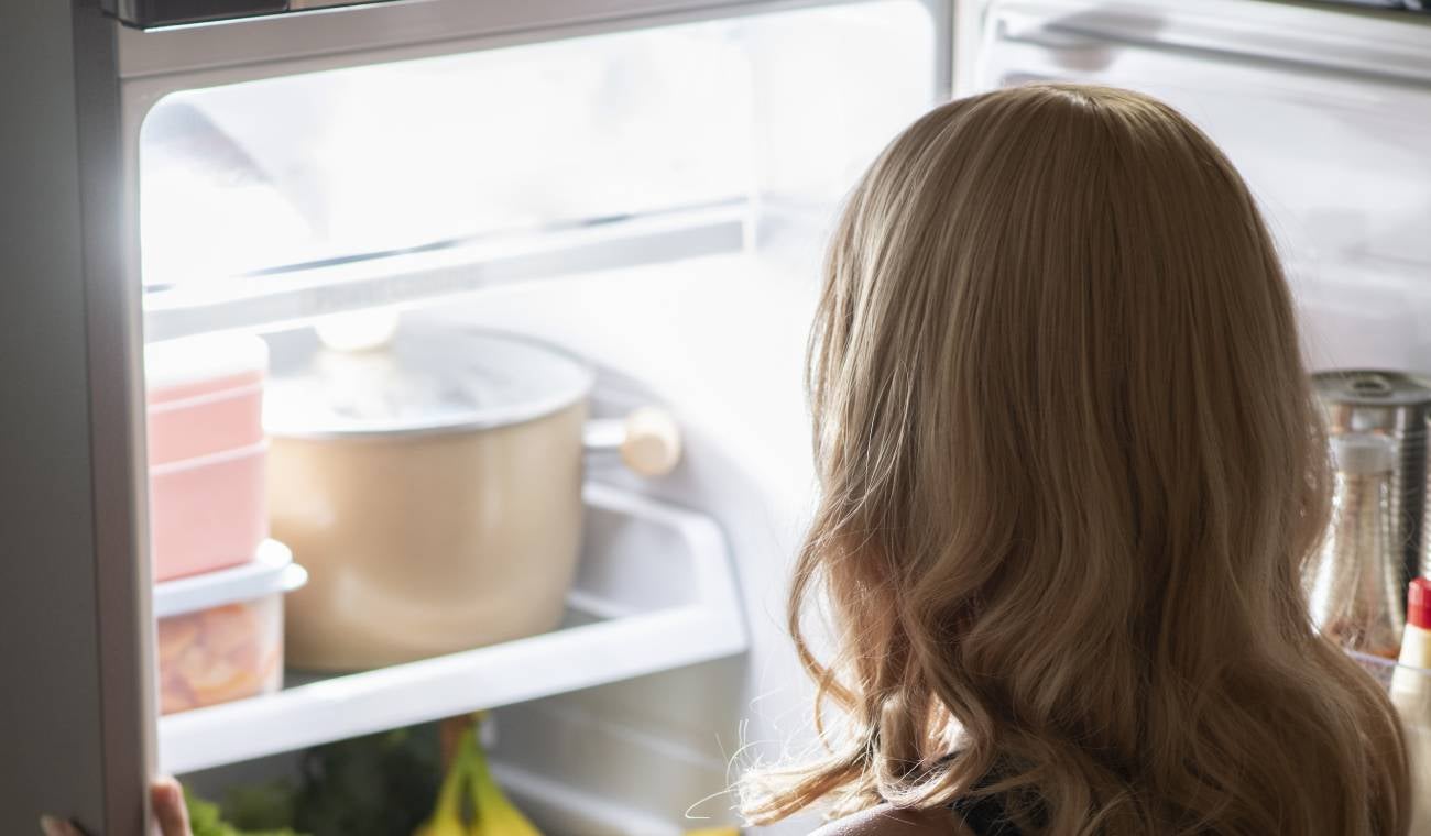 Olla caliente en la nevera