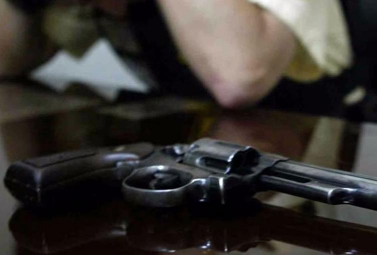 Arma de fuego en caja de comida ( foto de referencia)