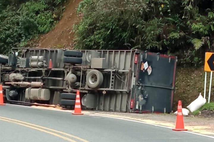 [Fotos] Vehículo con sustancias químicas se volcó en la vía la Pintada Medellín