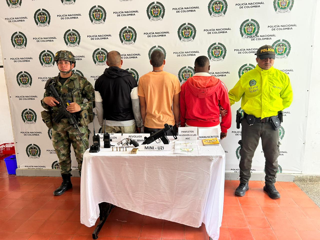 A extorsionistas los pillaron armados hasta los dientes en Urrao, Antioquia.