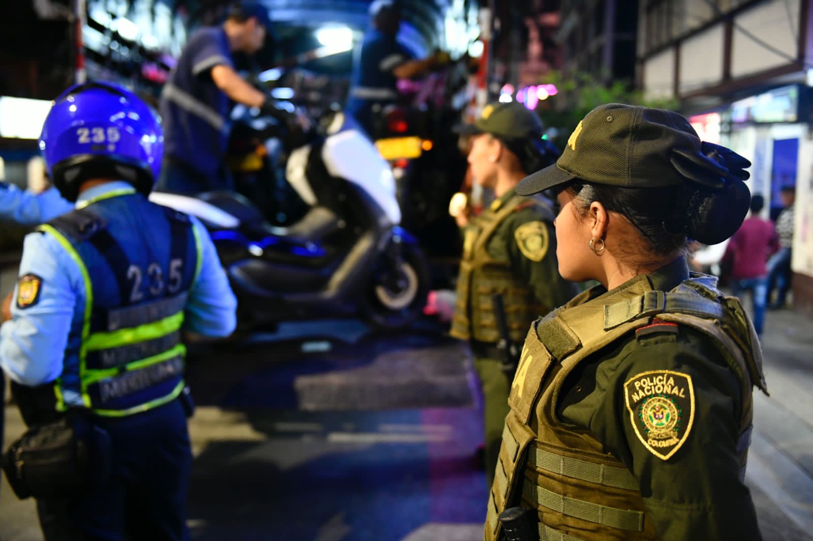 [FOTOS] En Manrique sellaron cuatro bares e inmovilizaron 56 motocicletas
