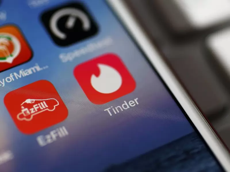 Joven invitó a cenar a mujer por app de citas y al lugar también llegó el esposo y la hija