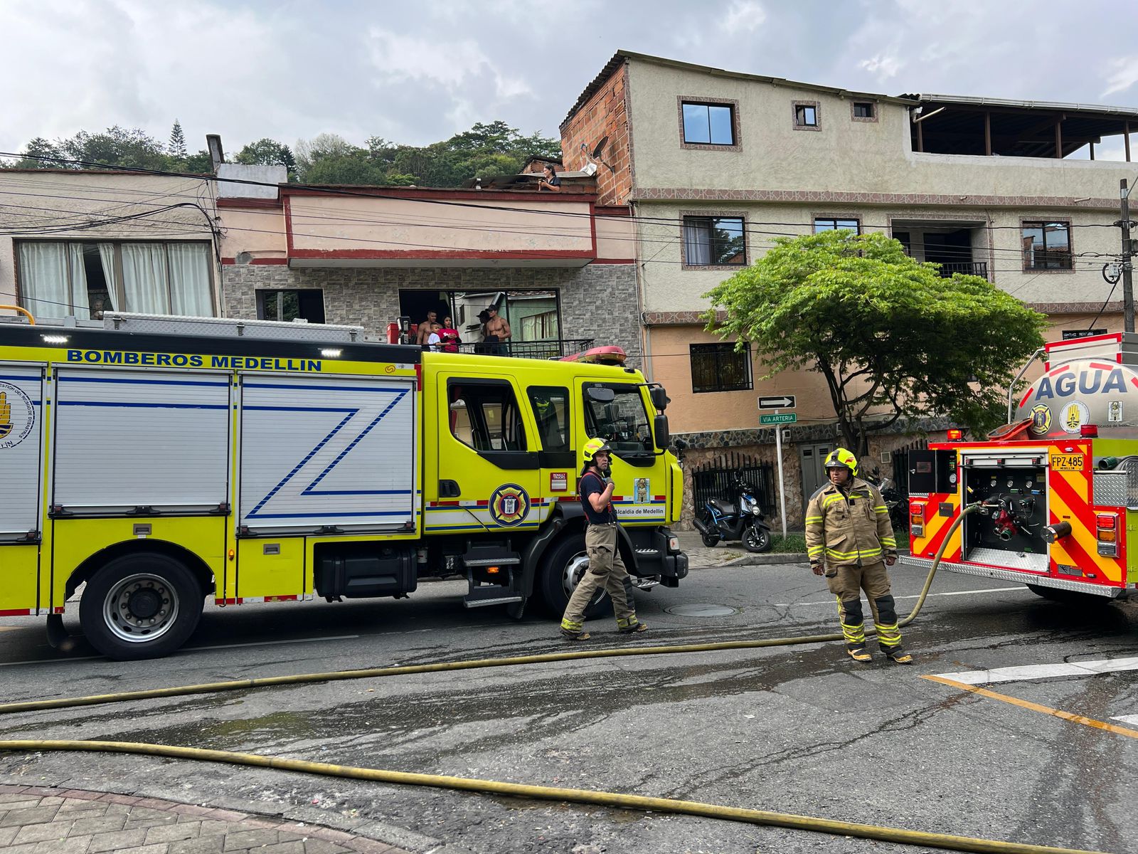 Dos abuelos oxigeno dependientes fueron atendidos en medio de un incendio en El Salvador