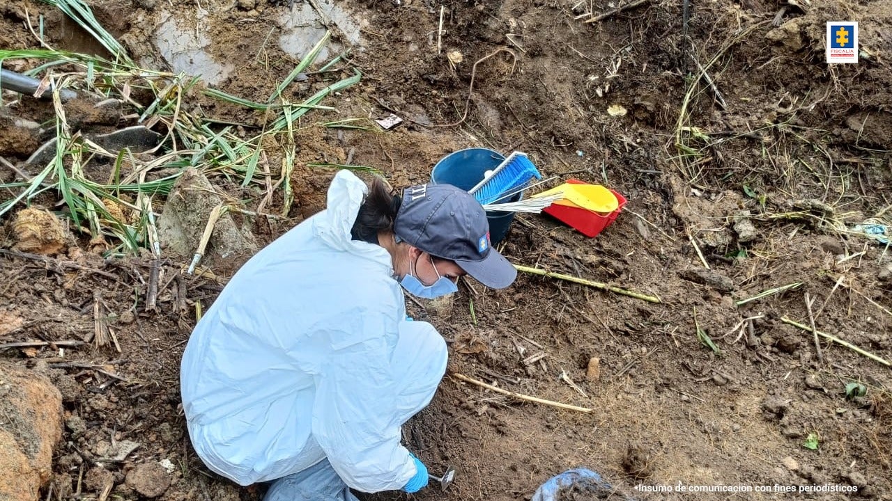 [FOTOS] Para recolectar pruebas exhumaron el cuerpo de una mujer sordomuda en zona montañosa de Medellín