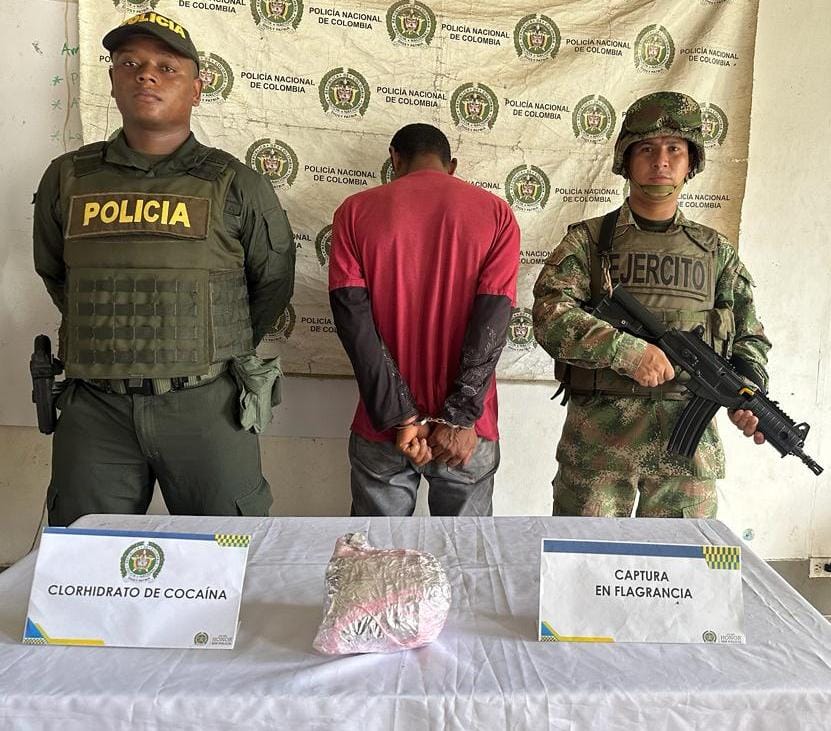 Un hombre fue capturado al hallarle camuflados en su equipaje 2 mil dosis de base de coca mientras viajaba por las vías de Chocó