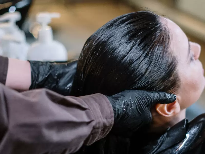 ¿Por qué dormir con el cabello húmedo puede ser contraproducente?