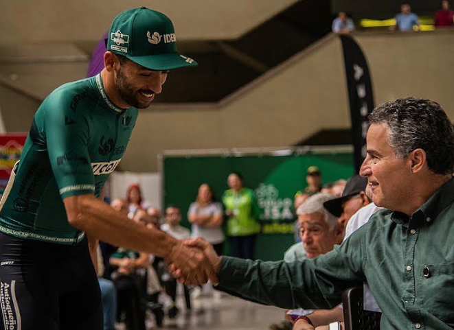 En la imagen el ciclista Nelson Javier Serna y el gobernador de Antioquia: Aníbal Gaviria. Foto sacada de redes sociales @JavierSerna