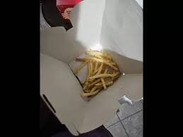 Mujer encontró colilla de cigarrillo dentro de la cajita feliz de su hijo