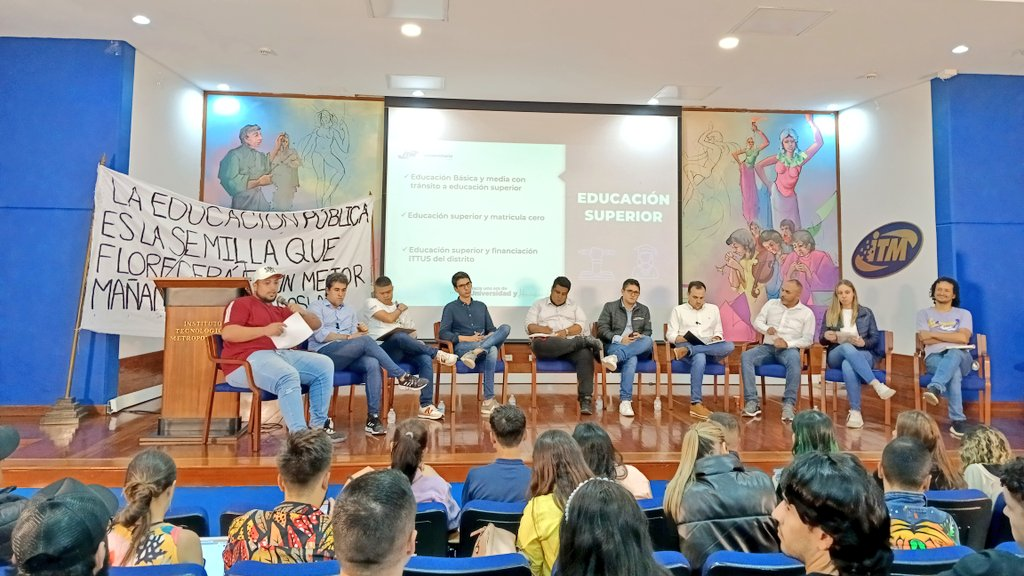 En la imagen los candidatos al Concejo que participaban del debate en el ITM. Foto sacada de redes sociales: @MaaCamii