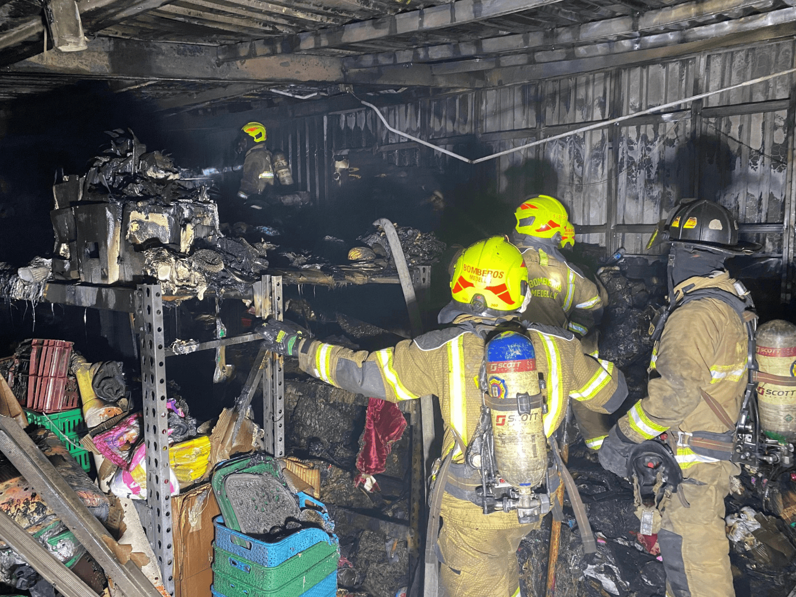 En la imagen, los bomberos de Medellín atendiendo el incendio en el centro de la ciudad. Foto: Alcaldía de Medellín.