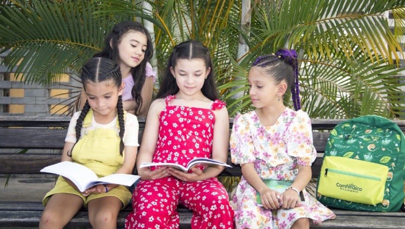 Entrega de kits escolares en Antioquia