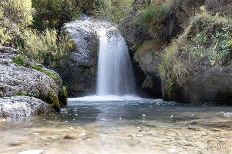 Buscan a niña de doce años que fue arrastrada por un río en Granada