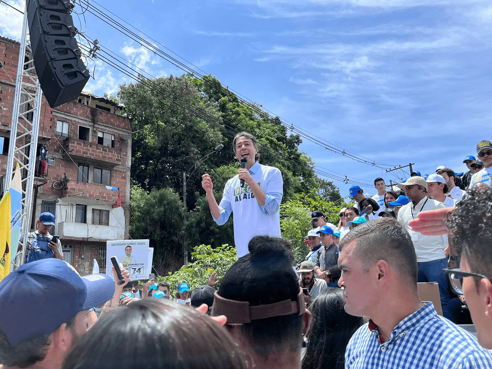El ex alcalde Daniel Quintero se sumó a la campaña de Juan Carlos Upegui, primo de su esposa. Foto: Verónica Gómez.