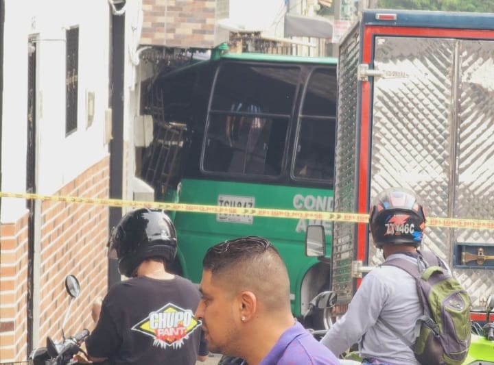 El choque de un bus contra una vivienda dejó cuatro personas heridas en Medellín