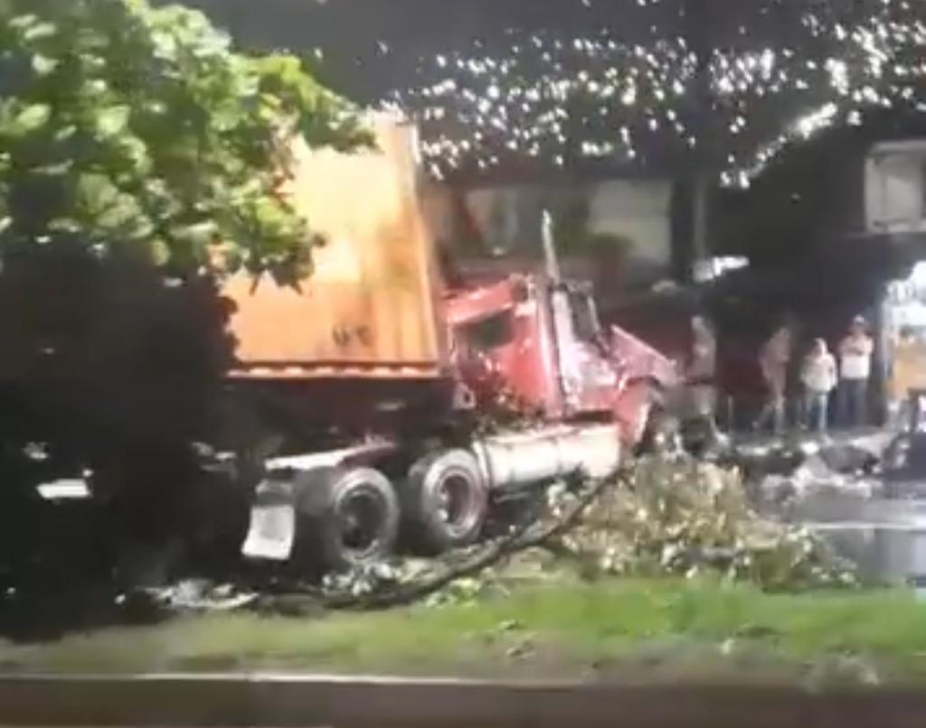 Accidente de tractomula bloqueó la vía Paralela de Medellín