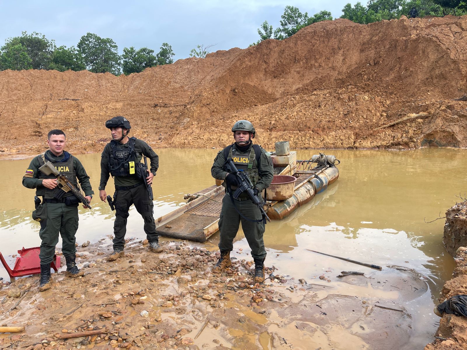 [VIDEO] Destruyen máquinas y motores usados para minería ilegal en Puerto Nare. Cuatro minas de oro intervenidas