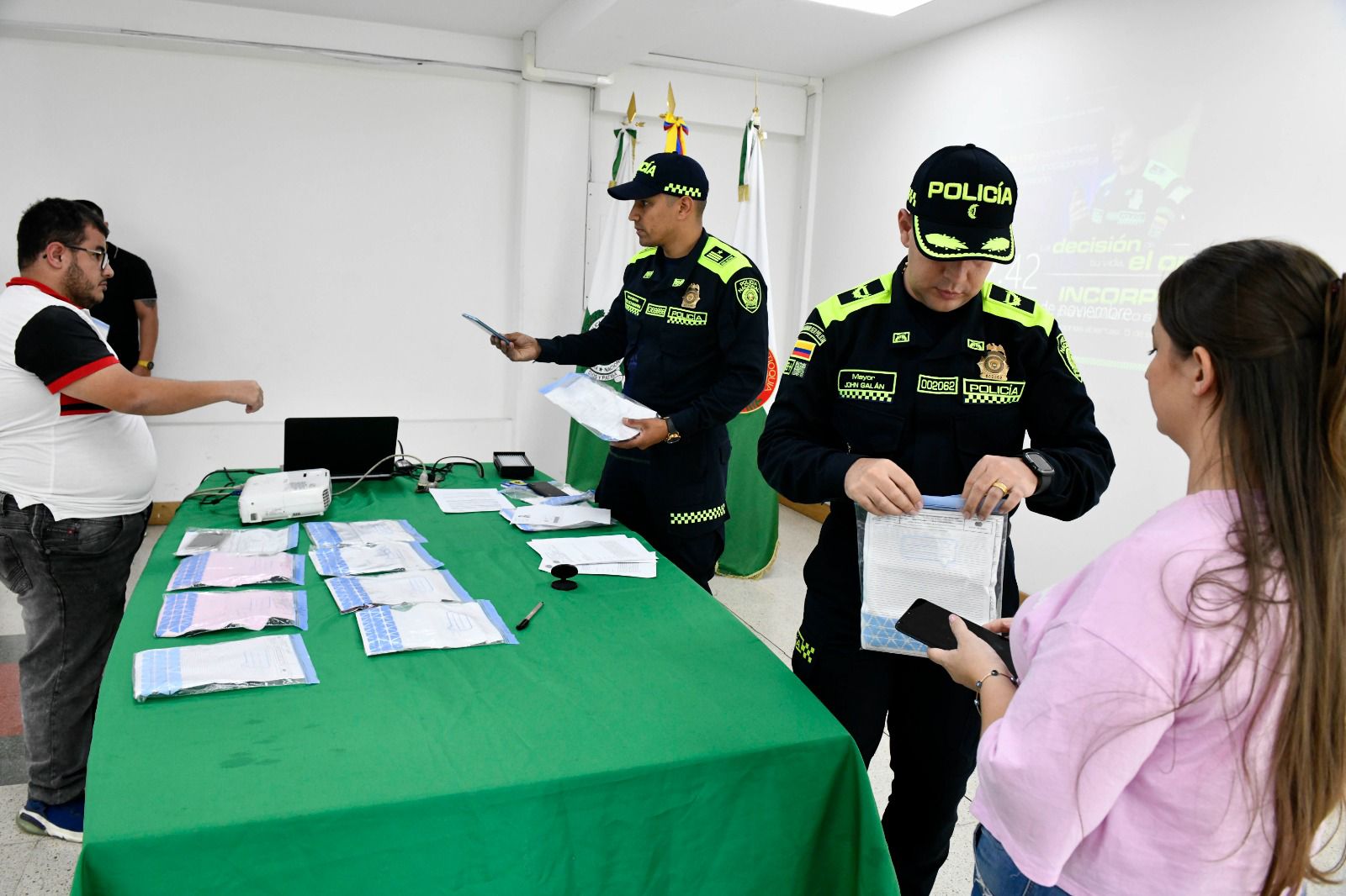 En Manrique entregaron más de 60 celulares que habían sido robados