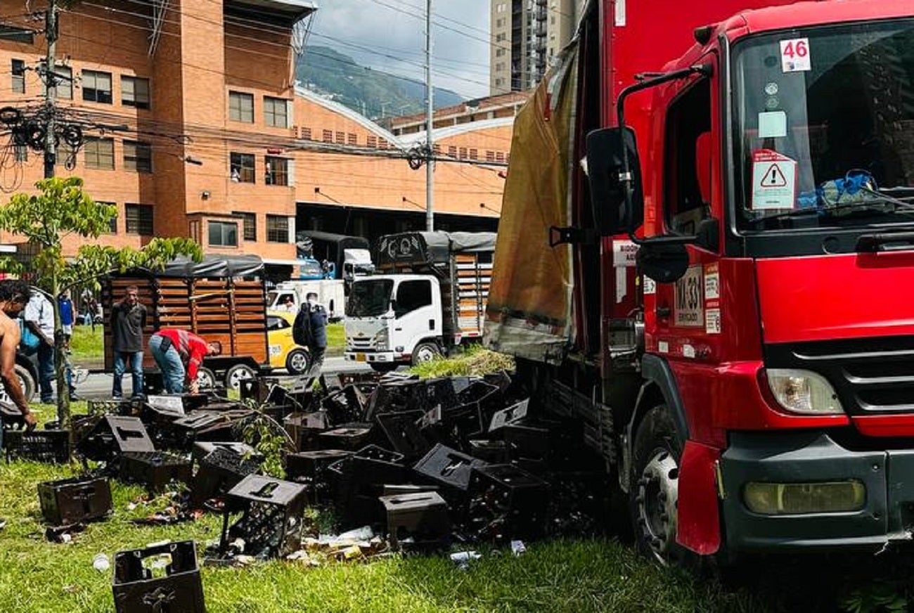 Accidente de camión de cervezas en Bello
