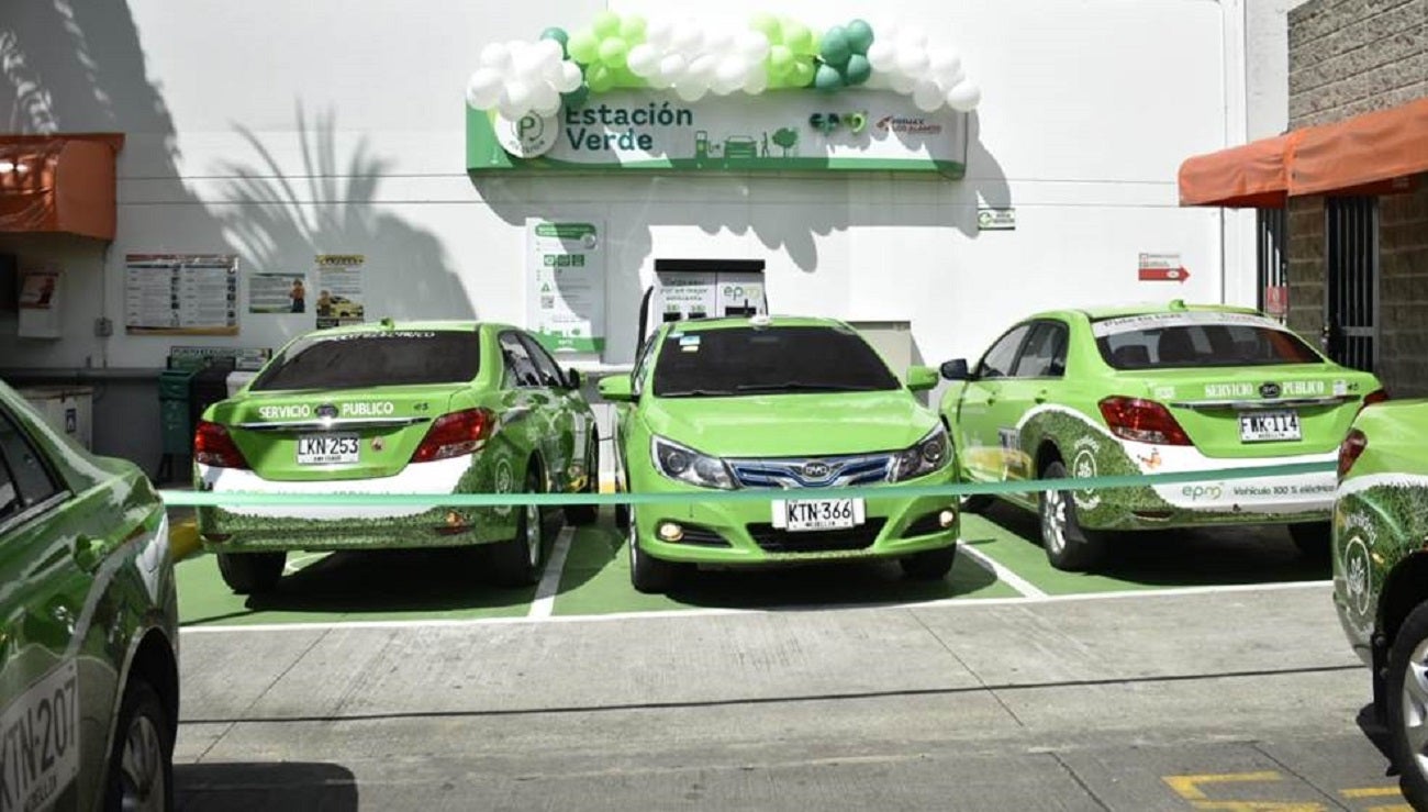 Estación de carga para vehículos eléctricos en Medellín.