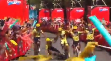 Celebración salió mal: ciclistas terminaron en el suelo al llegar todos juntos