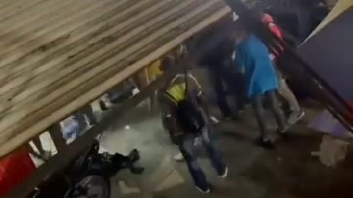 [Video] Un “enjambre” de ladrones desocuparon dos locales del D1 en Bello