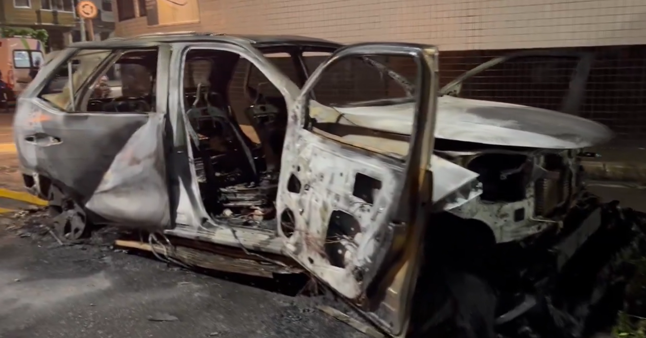 Hinchas del Santos quemaron el carro de Stiven Mendoza tras el descenso