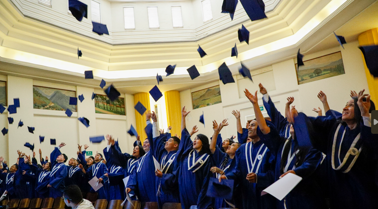 132 mujeres se graduaron en Medellín