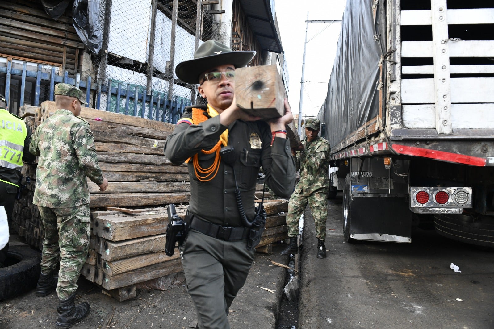 Increíble: incautaron 60 metros de madera en medio de la crisis por incendios forestales en Medellín
