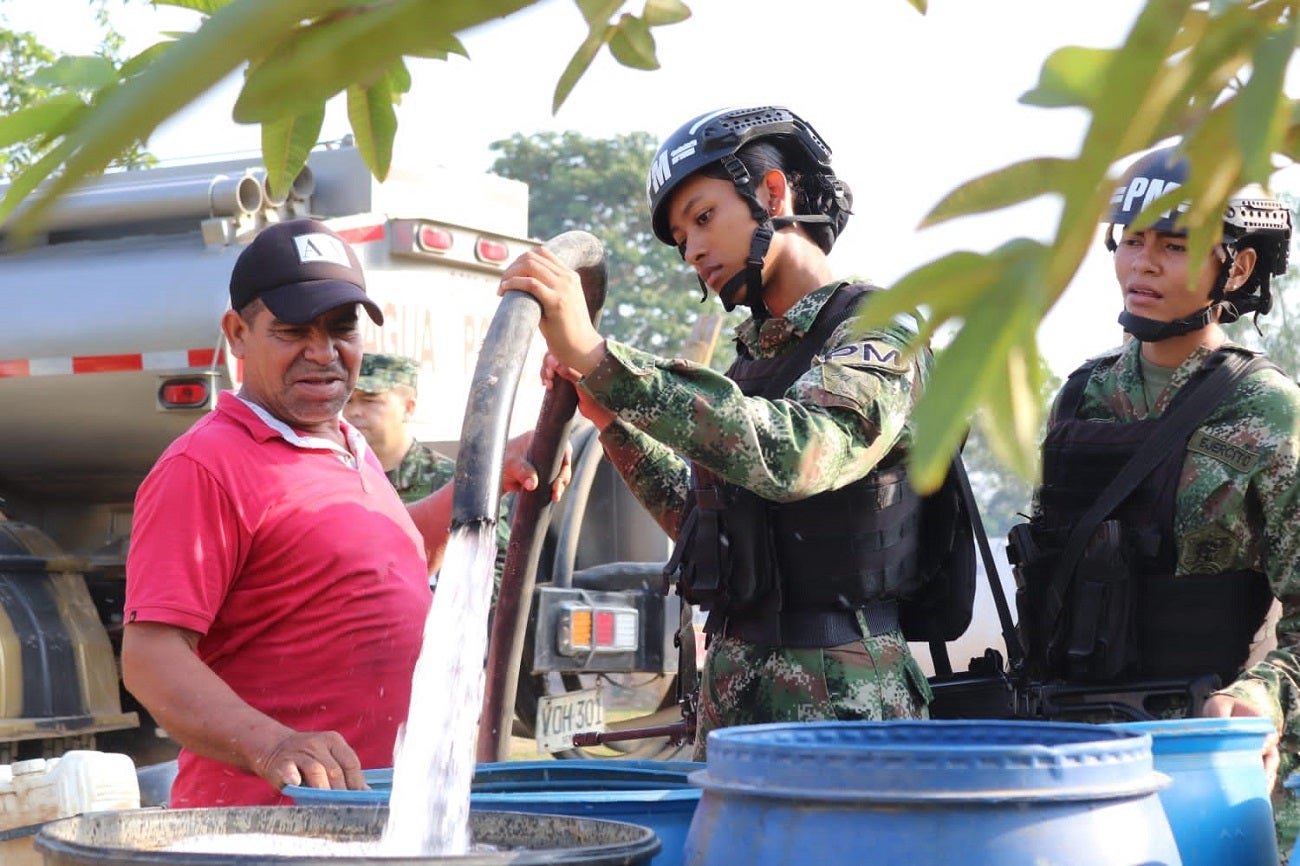 Ejército suministra agua potable a comunidades rurales de Córdoba y Antioquia