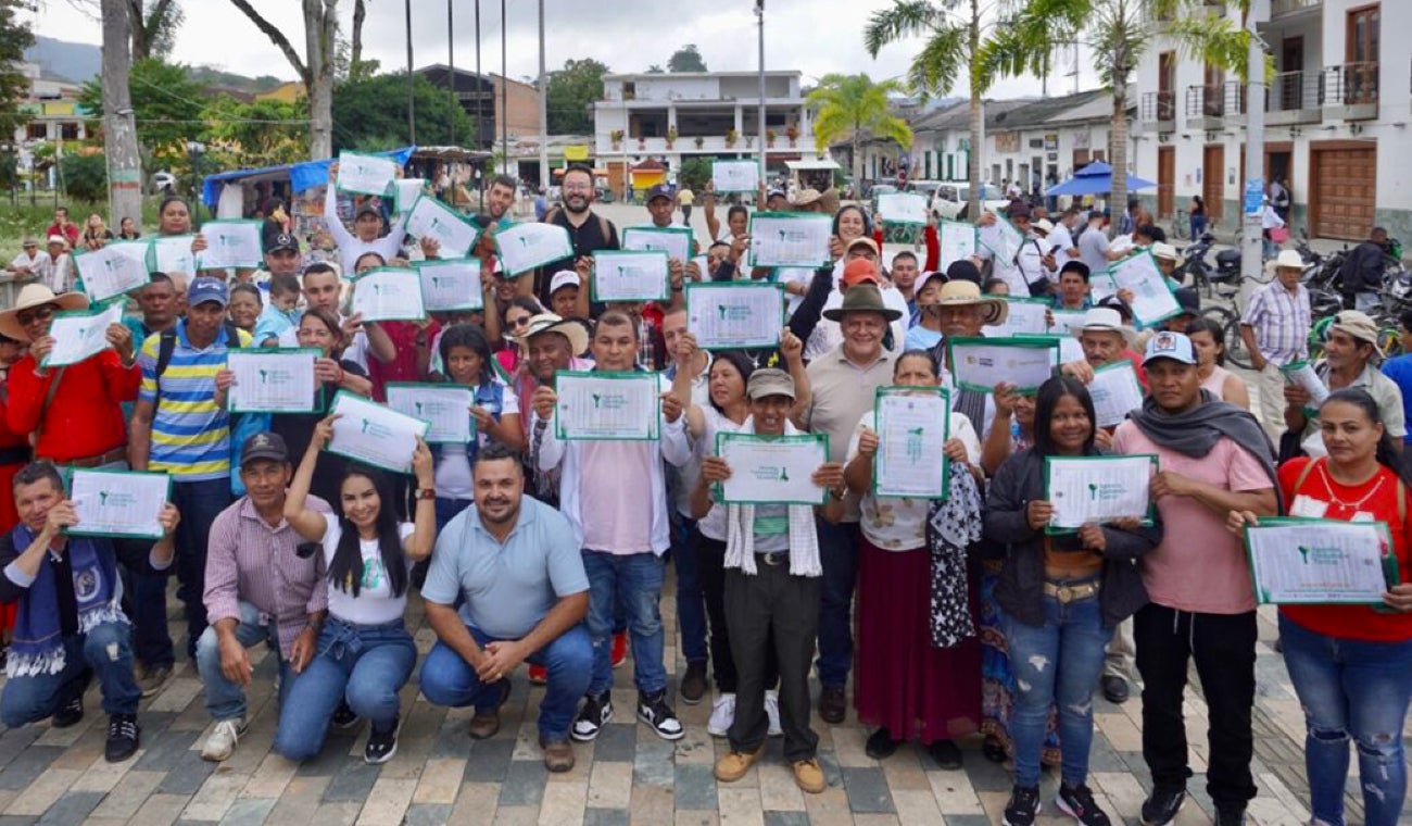 Entrega de títulos de tierras