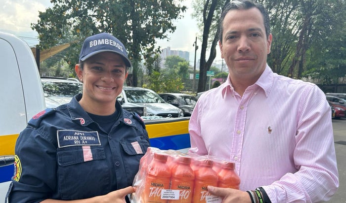 Esteban Ramos, gerente de la FLA, entrega bebidas hidratantes a organismos de socorro.