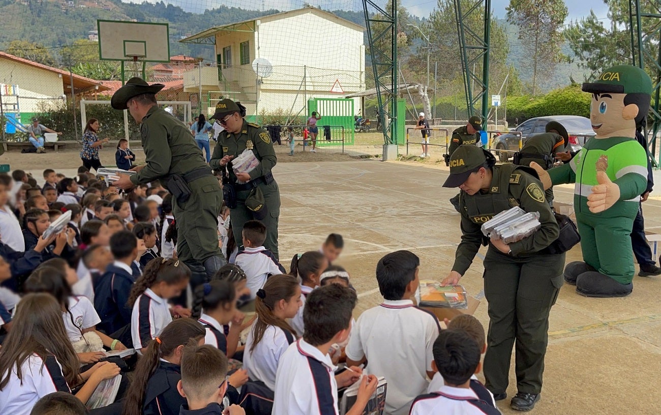 Entrega de kits escolares en Guarne, Antioquia