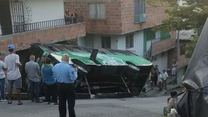 Vehículo volcado en el barrio Robledo de Medellín