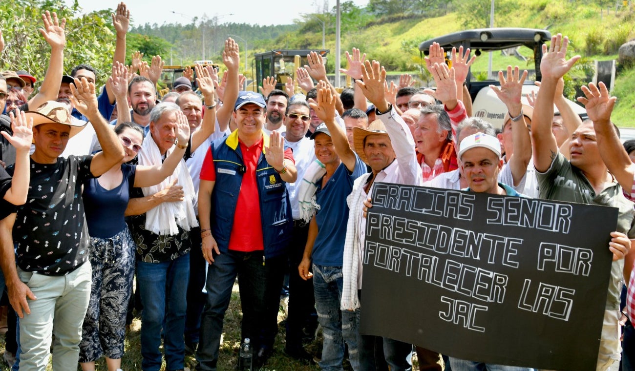 Entrega maquinaria amarilla