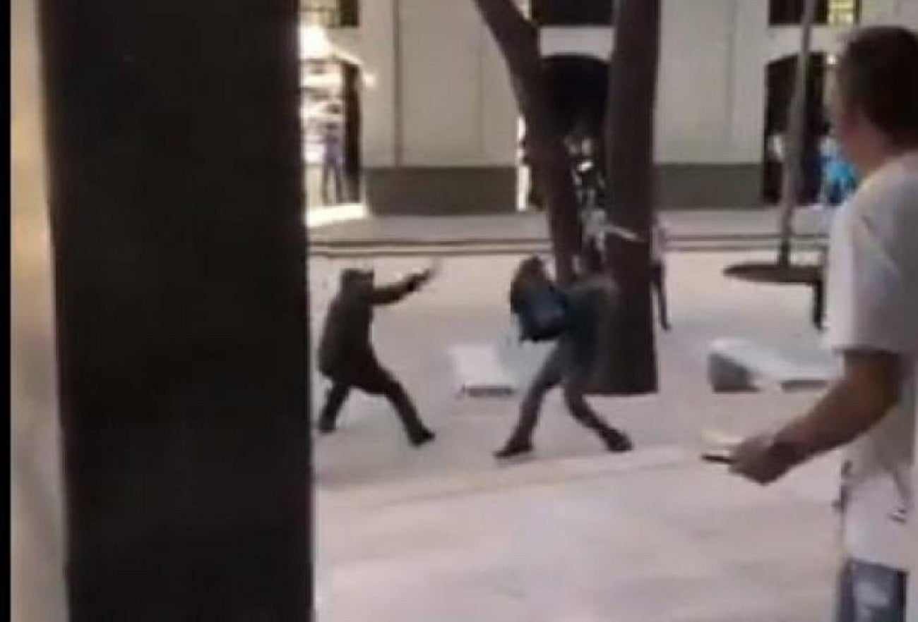 Hombre agredió a machete a policías en Medellín