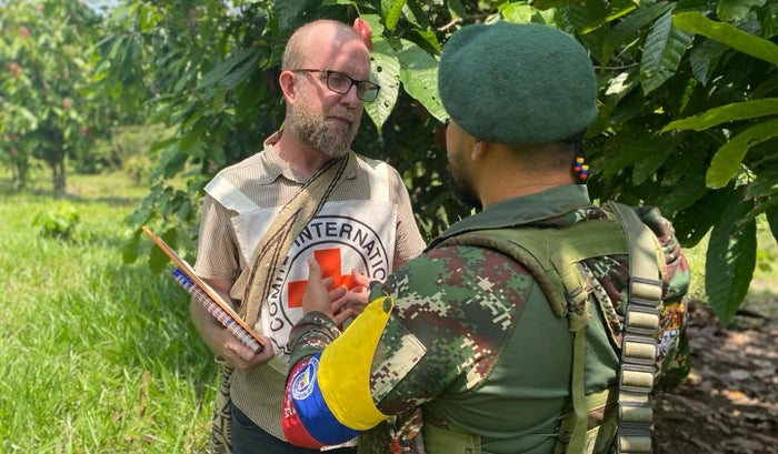 Jefe subdelegación CICR Medellín con miembro de las disidencias de las Farc.
