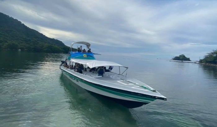 Lancha de la empresa que pide garantías para poder transportar migrantes