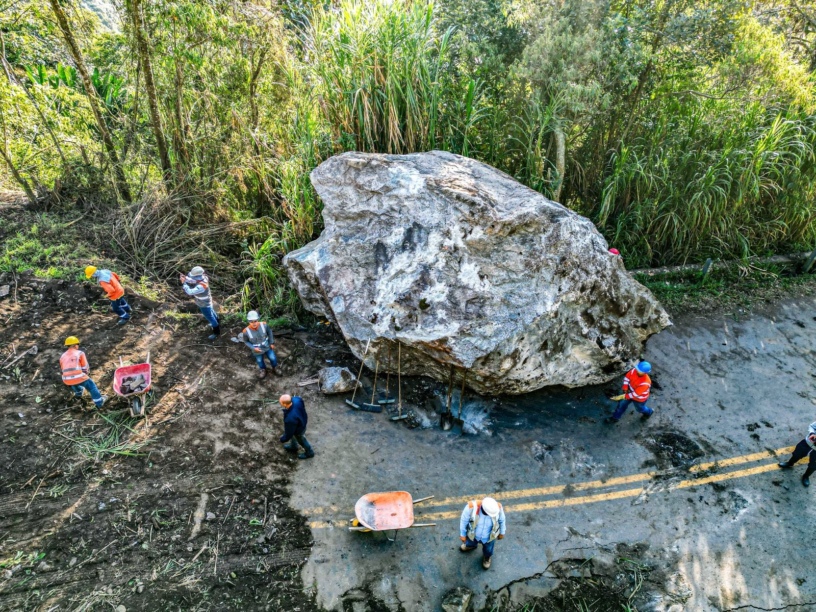 Continúa cerrada la vía Medellín- Costa Atlántica por gigantesca roca que mató a una mujer