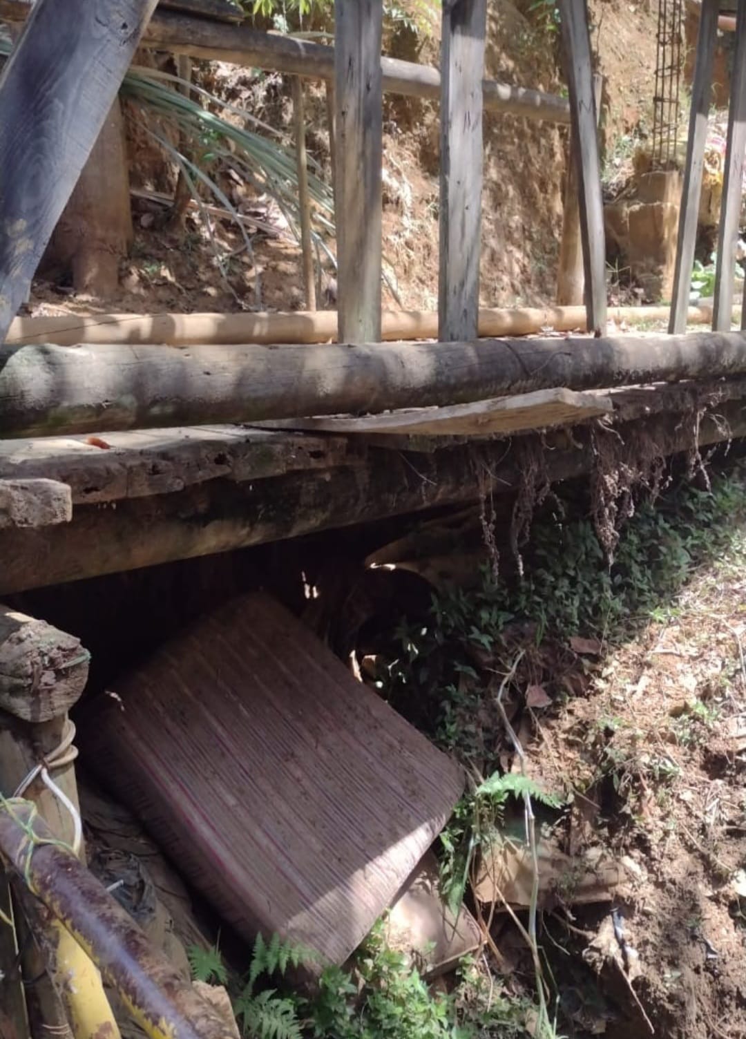 Puente de madera en Villatina, está en cuidados intensivos. Líderes piden a Fico intervención urgente