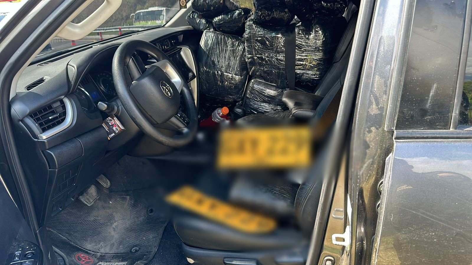 Incautaron 650 kilos de marihuana camuflada en una camioneta en la vía Pintada-Bolombolo