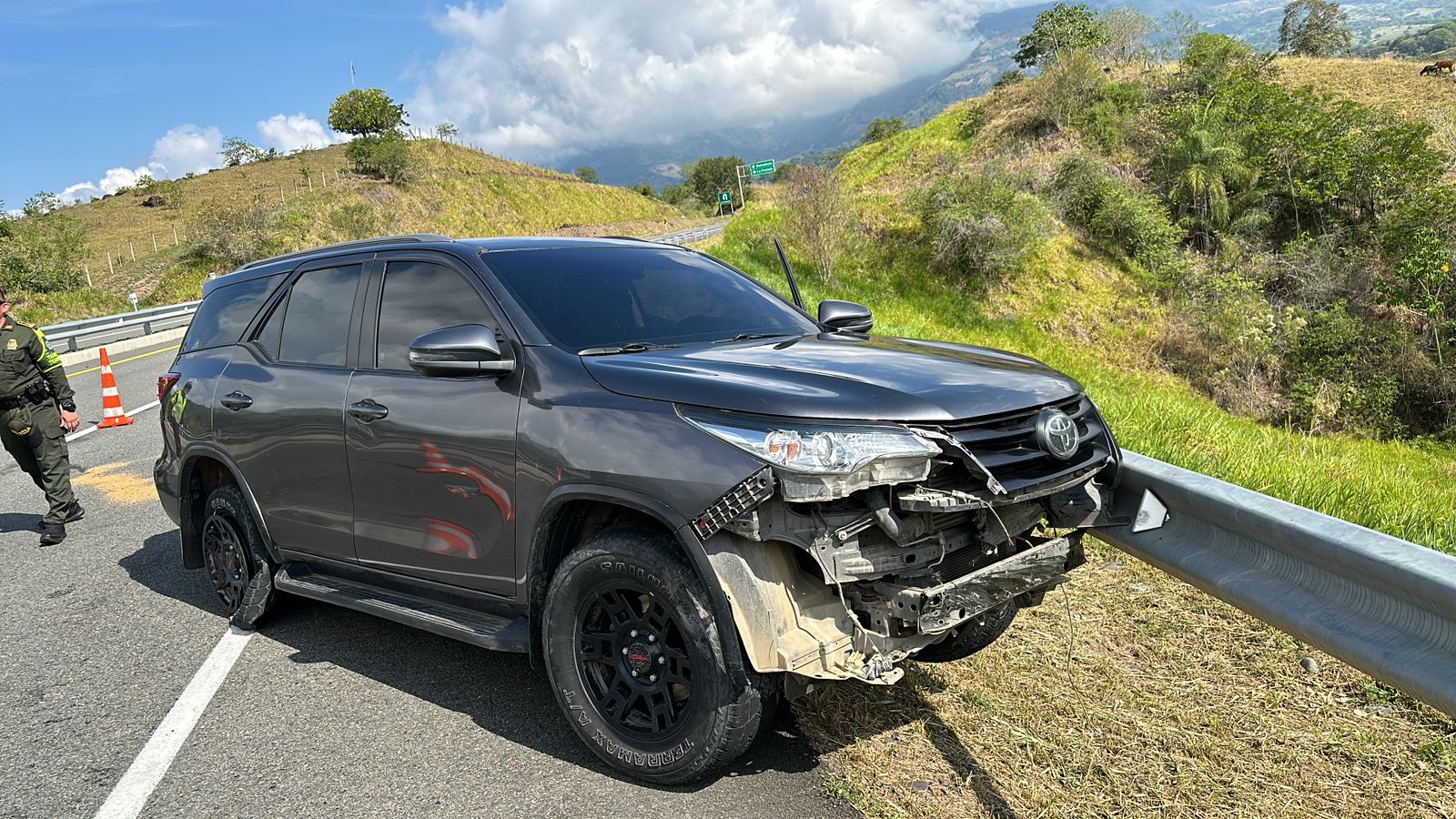 [FOTOS] Incautaron 650 kilos de marihuana camuflada en una camioneta en la vía Pintada-Bolombolo