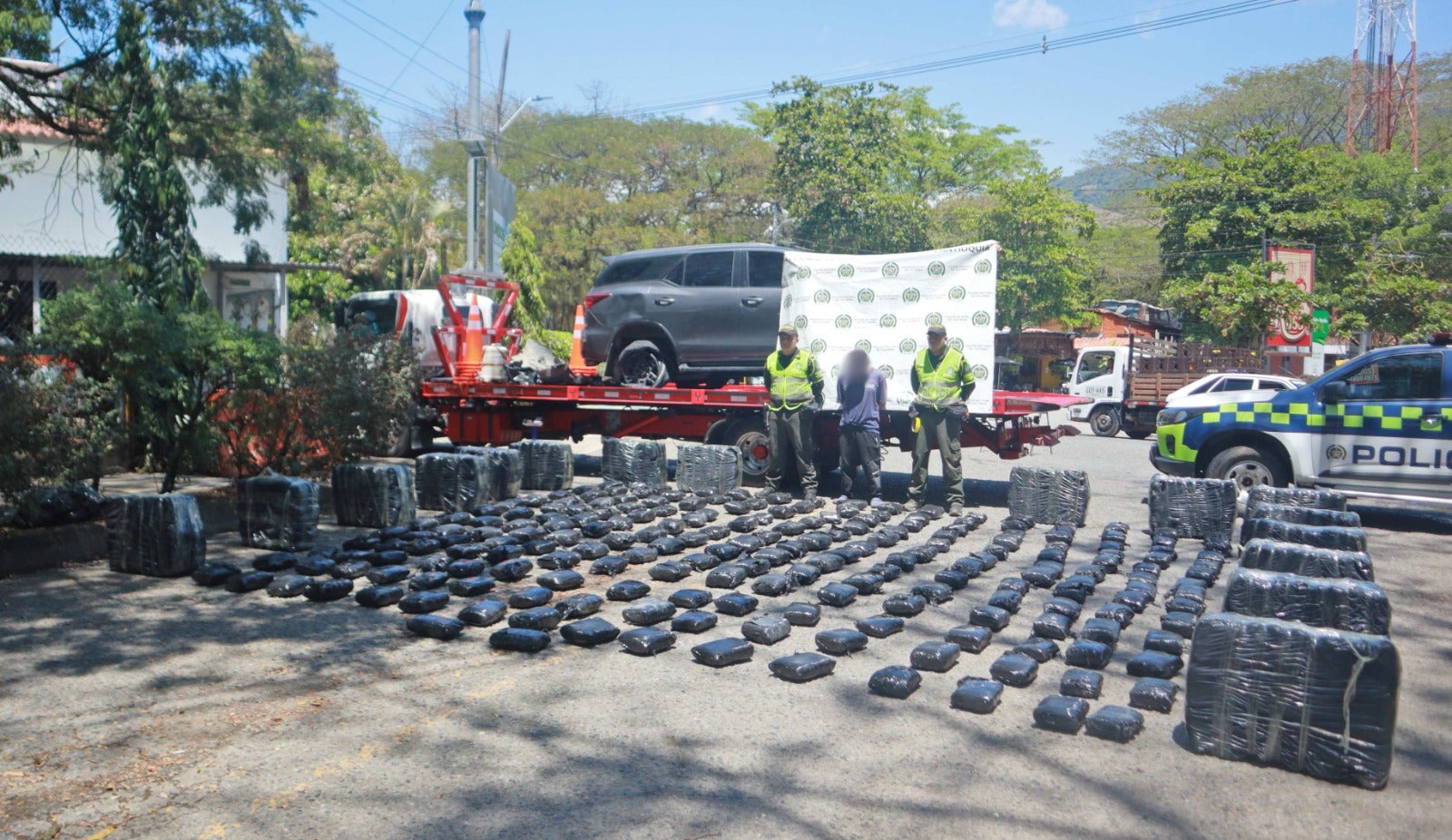 [FOTOS] Incautaron 650 kilos de marihuana camuflada en una camioneta en la vía Pintada-Bolombolo