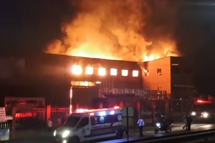 Medellín supera los 80 incendios en diciembre: globos, pólvora y velas, los principales culpables