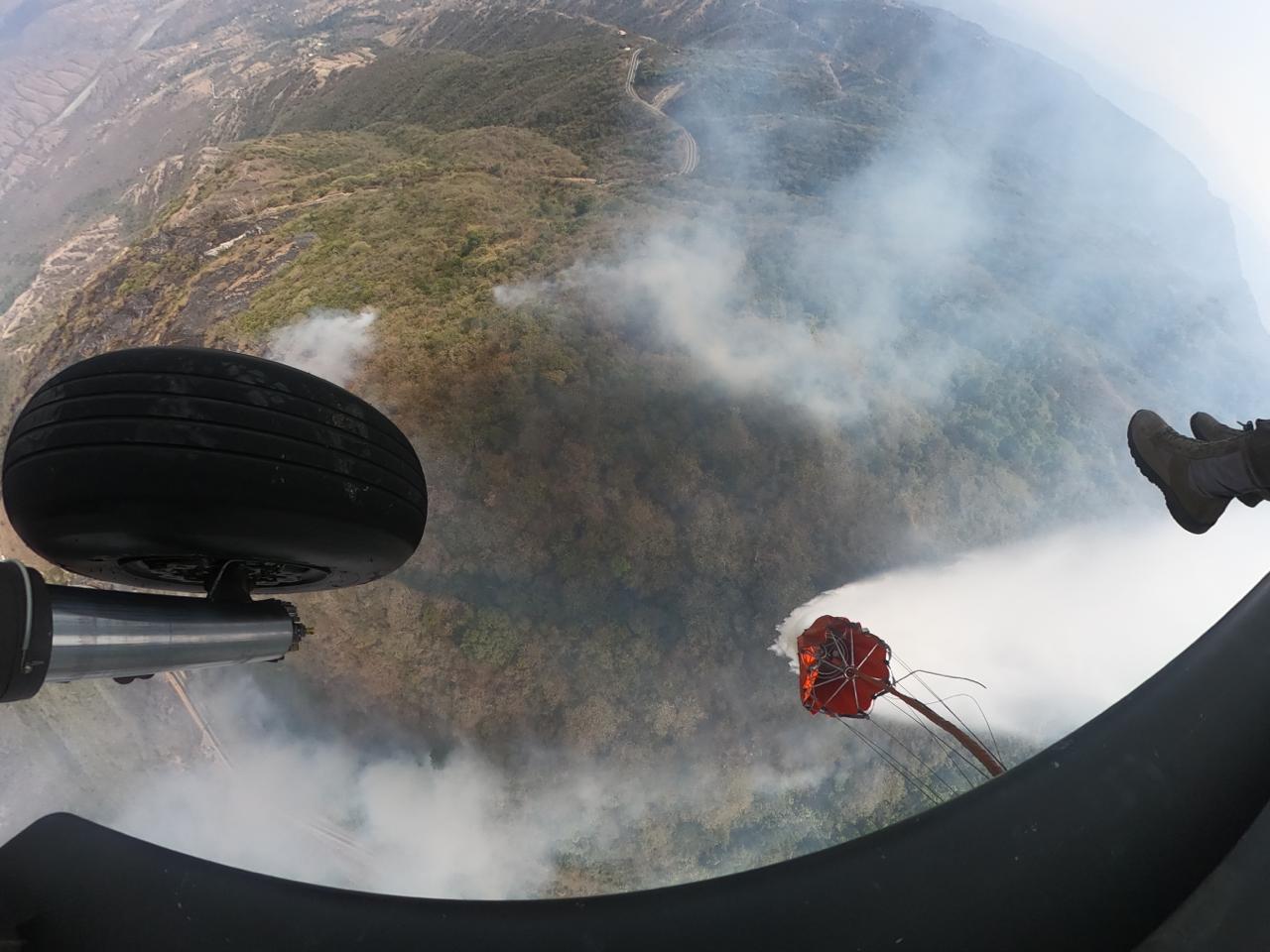 Un helicóptero Black Hawk apoyó la extinción de un gigantesco incendio forestal en Santa Fe de Antioquia